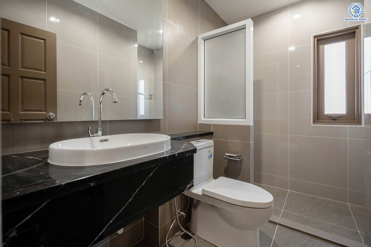 บ้านมือสองตกแต่งใหม่ ดีไซน์สวย โครงการ ซันไรซ์กรีน นวมินทร์ เนื้อที่ 75 ตร.ว. พื้นที่ใช้สอยมากถึง 338 ตร.ม. พร้อมฟังก์ชัน 4 ห้องนอน 4 ห้องน้ำ 1 ห้องแม่บ้าน จอดรถได้ 2 คัน รองรับทุกกิจกรรม บนทำเลเชื่อมต่อหลายเส้นทาง ใกล้รถไฟฟ้าสายสีชมพู "สถานีรามอินทรา" และจุดขึ้นทางด่วน "เอกมัย-รามอินทรา"